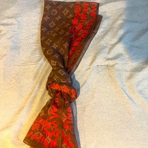LOUIS VUITTON light weight scarf!